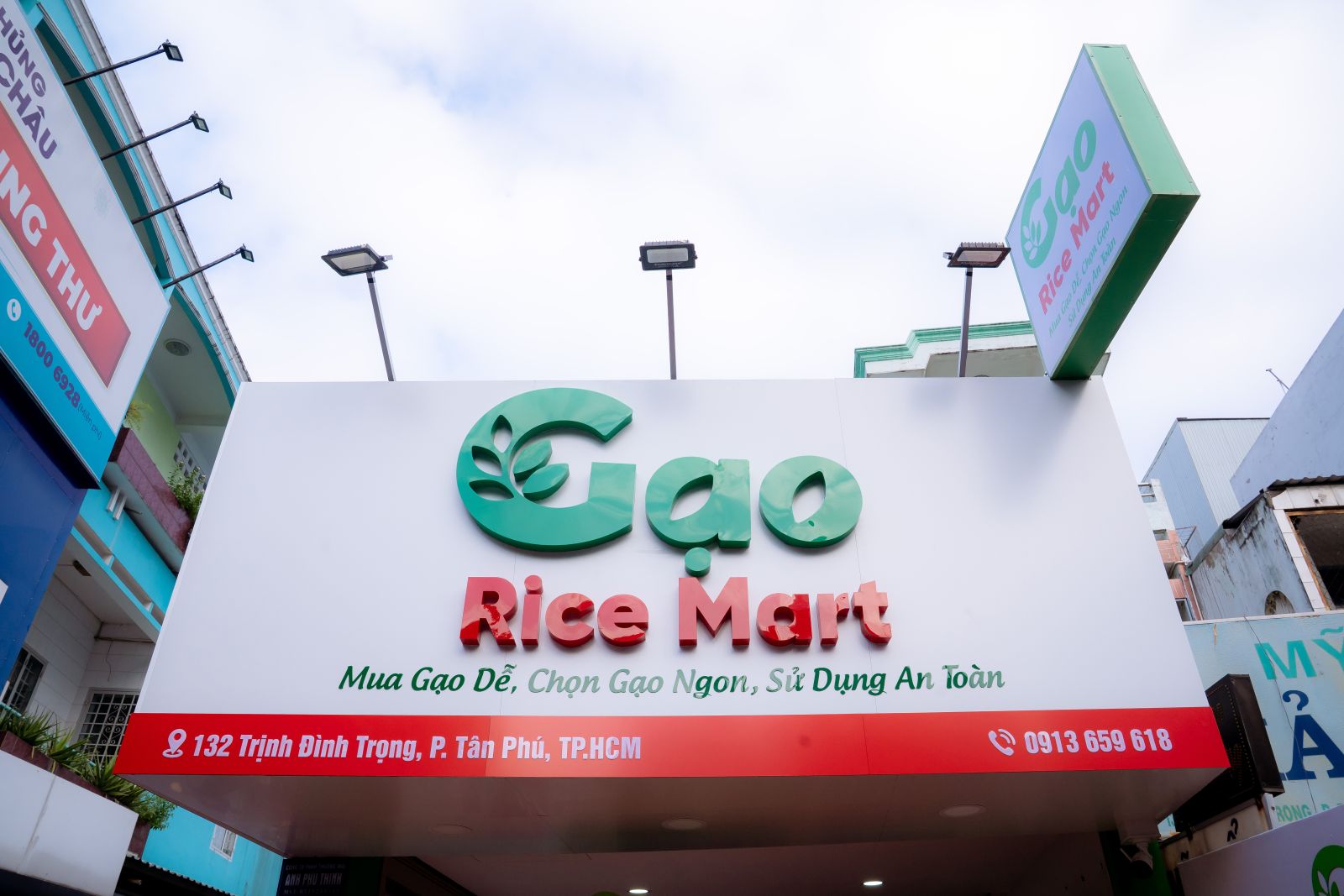  Trong đời sống của người Việt, hạt gạo không chỉ là thực phẩm thiết yếu mà còn gắn liền với bữa cơm gia đình, sức khỏe và sự gắn kết giữa các thế hệ. Xuất phát từ sự trăn trở đó, GẠO RICEMART được thành lập với mong muốn mang đến cho người tiêu dùng những loại gạo tươi – sạch – chuẩn chất lượng, góp phần nâng cao chất lượng bữa ăn và đảm bảo an toàn cho sức khỏe lâu dài.  Lý Do GẠO RICEMART Ra Đời Trong quá trình tìm hiểu thị trường, chúng tôi nhận thấy rằng nhiều gia đình hiện nay gặp khó khăn khi lựa chọn gạo ăn hằng ngày. Trên thị trường tồn tại không ít loại gạo bị pha trộn, tồn kho lâu ngày hoặc không rõ nguồn gốc, ảnh hưởng trực tiếp đến chất lượng bữa cơm và sức khỏe người sử dụng.  Chính vì vậy, GẠO RICEMART ra đời với định hướng trở thành siêu thị gạo chuyên biệt, nơi khách hàng có thể dễ dàng chọn được loại gạo phù hợp với khẩu vị, nhu cầu sử dụng và ngân sách, đồng thời hoàn toàn yên tâm về nguồn gốc và chất lượng sản phẩm.    Tại Sao GẠO RICEMART Chọn Quận Tân Phú? Quận Tân Phú là khu vực có mật độ dân cư cao, tập trung nhiều hộ gia đình, khu dân cư lâu năm, quán ăn và bếp ăn tập thể. Nhu cầu sử dụng gạo ngon, gạo ăn hằng ngày tại đây luôn ổn định và có xu hướng tăng theo thời gian.  Nhận thấy tiềm năng đó, GẠO RICEMART đã lựa chọn Tân Phú làm nơi phát triển cơ sở đầu tiên, với mong muốn phục vụ trực tiếp cộng đồng dân cư trong khu vực, đồng thời tạo điều kiện thuận tiện để khách hàng mua gạo trực tiếp hoặc đặt giao tận nhà nhanh chóng.  Vị trí tại 132 Trịnh Đình Trọng, Quận Tân Phú, TP.HCM giúp Rice Mart dễ dàng tiếp cận khách hàng ở các phường lân cận như Tân Quý, Phú Thạnh, Sơn Kỳ, Hòa Thạnh và các quận xung quanh.  Quá Trình Hoạt Động Và Kinh Nghiệm Trong Lĩnh Vực Gạo Với nhiều năm hoạt động trong lĩnh vực phân phối và cung cấp các loại gạo trên thị trường, GẠO RICEMART không ngừng học hỏi, cải tiến quy trình nhập hàng và bảo quản gạo nhằm giữ trọn độ tươi, độ dẻo và hương vị tự nhiên của từng loại gạo.  Chúng tôi hợp tác với các vùng lúa uy tín như Đồng Tháp, An Giang, Sóc Trăng – nơi nổi tiếng với các giống gạo chất lượng cao. Mỗi lô gạo nhập về đều được kiểm tra kỹ lưỡng, đảm bảo đúng chủng loại, không pha trộn, không chất bảo quản.  Các Dòng Sản Phẩm Gạo Tại GẠO RICEMART Tại GẠO RICEMART Quận Tân Phú, khách hàng có thể dễ dàng lựa chọn nhiều dòng gạo phù hợp với từng nhu cầu sử dụng:  Gạo ăn hằng ngày: Dẻo vừa, cơm mềm, phù hợp cho gia đình. Gạo thơm: Hạt dài, mùi thơm tự nhiên, dễ ăn. Gạo ST25, ST24: Vị ngọt, dẻo ngon, được nhiều gia đình tin dùng. Gạo cho quán ăn – nhà hàng: Chất lượng ổn định, giá hợp lý. Giá Trị Cốt Lõi GẠO RICEMART Hướng Đến GẠO RICEMART không chỉ đơn thuần là nơi bán gạo mà còn hướng đến xây dựng niềm tin lâu dài với khách hàng thông qua các giá trị:  Minh bạch về nguồn gốc và chất lượng gạo Tư vấn tận tâm, đúng nhu cầu khách hàng Giữ ổn định chất lượng qua từng lần mua Lấy sức khỏe người tiêu dùng làm trọng tâm Cam Kết Khi Mua Gạo Tại GẠO RICEMART Khi lựa chọn GẠO RICEMART, khách hàng hoàn toàn có thể yên tâm với các cam kết:  Gạo đúng loại – đúng chất lượng đã tư vấn Không pha trộn, không chất bảo quản Giá bán hợp lý, minh bạch Hỗ trợ giao gạo nhanh tại Quận Tân Phú Thông Tin Liên Hệ GẠO RICEMART 📍 Địa chỉ: 132 Trịnh Đình Trọng, Phường Tân Phú, TP.HCM 📞 Hotline: 0778 788 868 📱 Facebook: Gạo - Rice Mart 📧 Email: nguyennhannhatphu@gmail.com 🌐 Website: gaoricemart.vn ⏰ Giờ mở cửa: 07:00 – 22:00  Với phương châm “Dễ chọn gạo – Ăn gạo ngon – Sử dụng an toàn”, GẠO RICEMART mong muốn trở thành địa chỉ mua gạo uy tín, đồng hành lâu dài cùng bữa cơm của mọi gia đình tại Quận Tân Phú và TP.HCM.